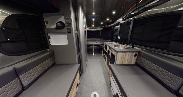 Modul-Trailer mit Technik-Innenausbau – Funktional & individuell für Event & Einsatz Mobiler Technik-Trailer mit modularer Innenausstattung – Industrie-Design für Events, Einsätze oder Spezialfahrzeuge