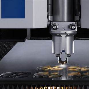 Laserschneiden & CNC-Bearbeitung – Metalltechnik für Einzel- und Serienfertigung CNC-Laserschneidmaschine beim präzisen Zuschnitt von Metallteilen – moderne Fertigungstechnik für Maschinenbau und Metallverarbeitung