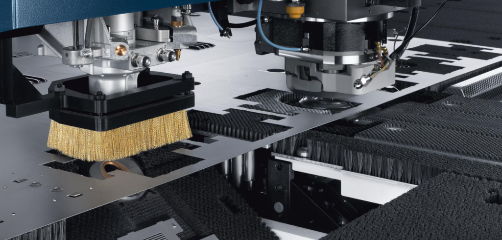 Präzise CNC-Technik für Sonderanfertigungen CNC-Bearbeitungszentrum mit Bürstenmodul für präzise Metallverarbeitung im Sonderbau