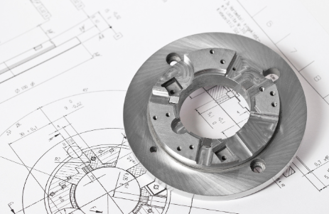 Industrielle CAD/CAM-Fertigung – maßgeschneiderte Präzisionsbauteile nach Zeichnung Gefrästes Präzisionsbauteil aus Aluminium mit technischer Zeichnung – CAD-basierte Fertigung