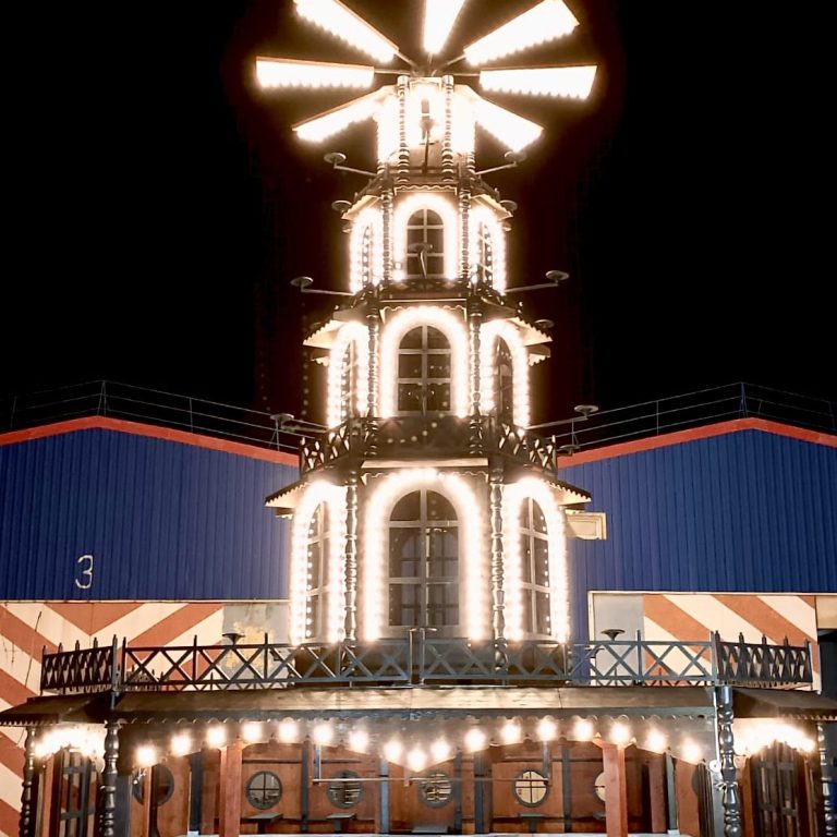 Weihnachts-Pyramidenmodul mit Lichtdesign auf Bühne Weiße, modern designte LED-Pyramide auf Veranstaltungsplattform mit Rundum-Bühne