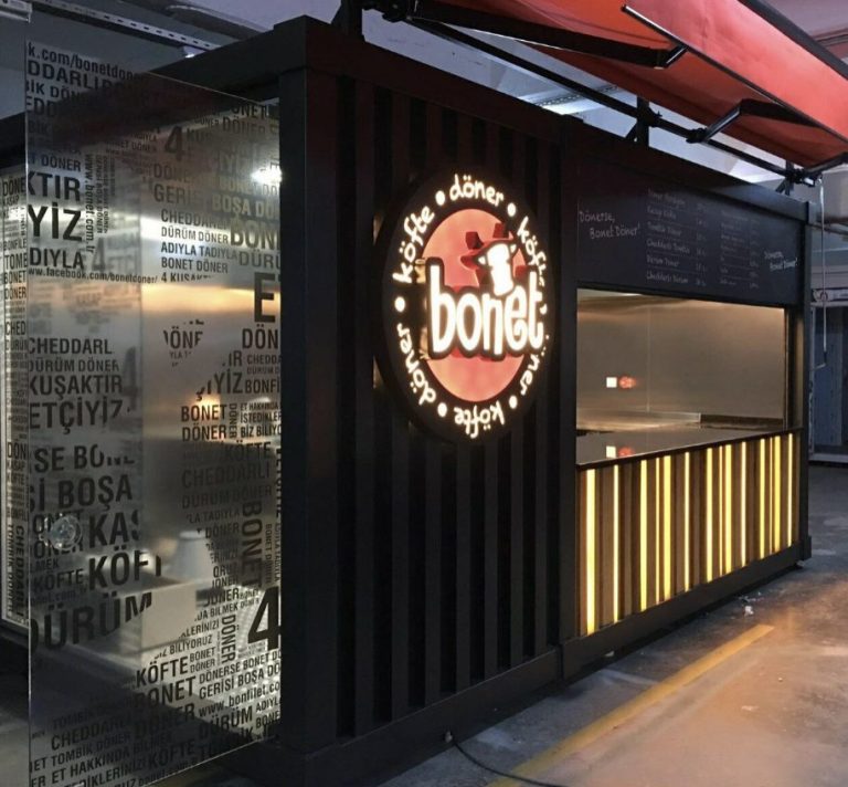 Bonet Streetfood-Container – kompakt, auffällig, flexibel Mobiler Gastronomiecontainer von Bonet – Verkaufsstand mit Markenlogo, Rückwandverglasung und LED-Beleuchtung für Streetfood und Events