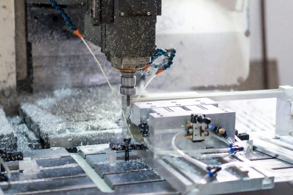 CNC-Fräsen – Präzise Metallbearbeitung mit Kühlmittel für Werkzeugbau & Maschinenbau CNC-Fräse mit Kühlmittelschmierung bei der Bearbeitung von Aluminium – Präzision in der Metallverarbeitung