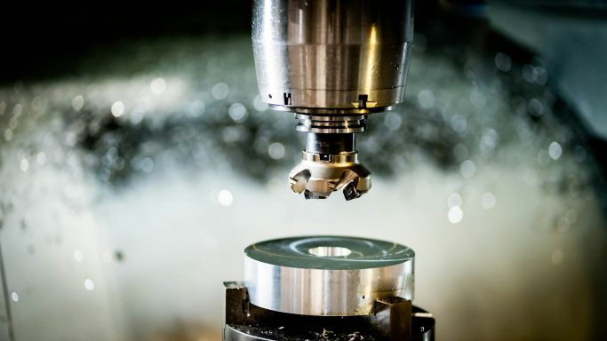 Frästechnologie – CNC-Bearbeitung von Werkstücken mit höchster Genauigkeit Hochgeschwindigkeitsfräsen auf Werkstück – moderne CNC-Technologie für komplexe Bauteile